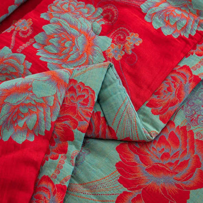 Steppdecke aus Baumwollgaze-Jacquard mit roten Pfingstrosen