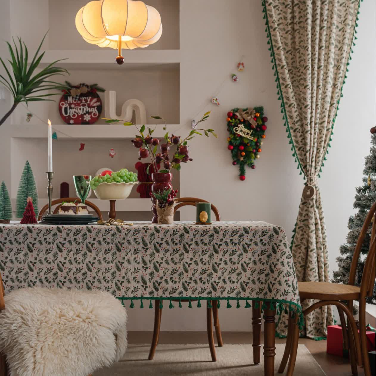 Tischdecke mit weihnachtlichem Kiefernnadel-Beeren-Print - image 2