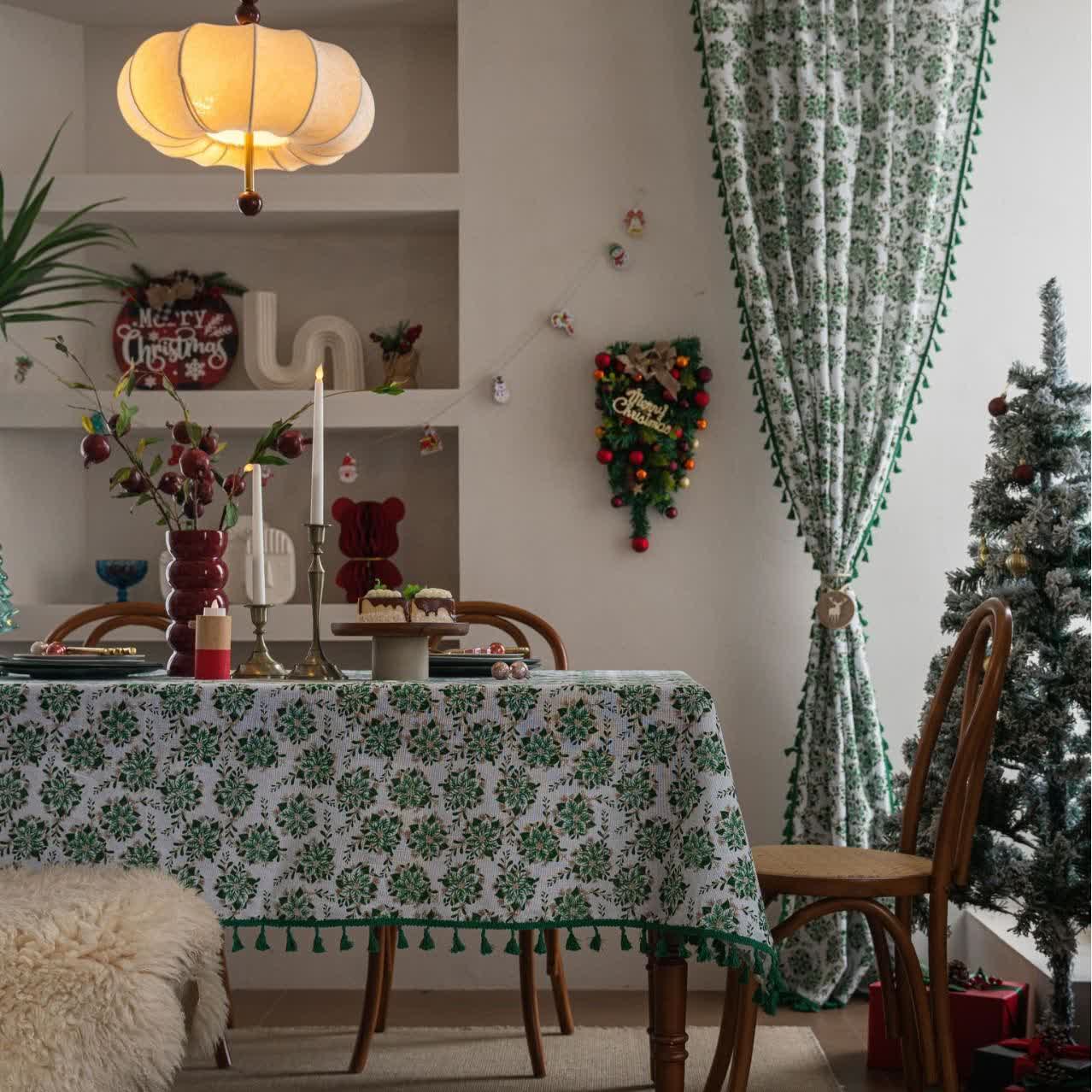 Tischdecke mit weihnachtlichem Blumen- und Edelweiß-Print - image 2