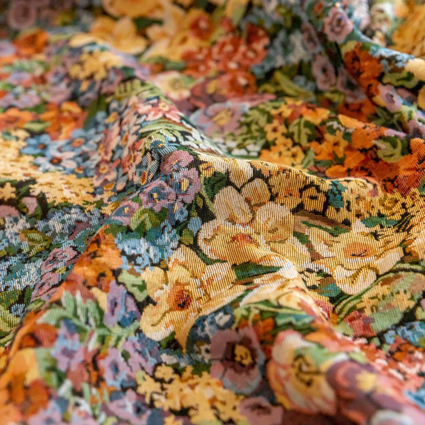 Luxuriöser Quastenvorhang mit blühenden Blumen - image 9