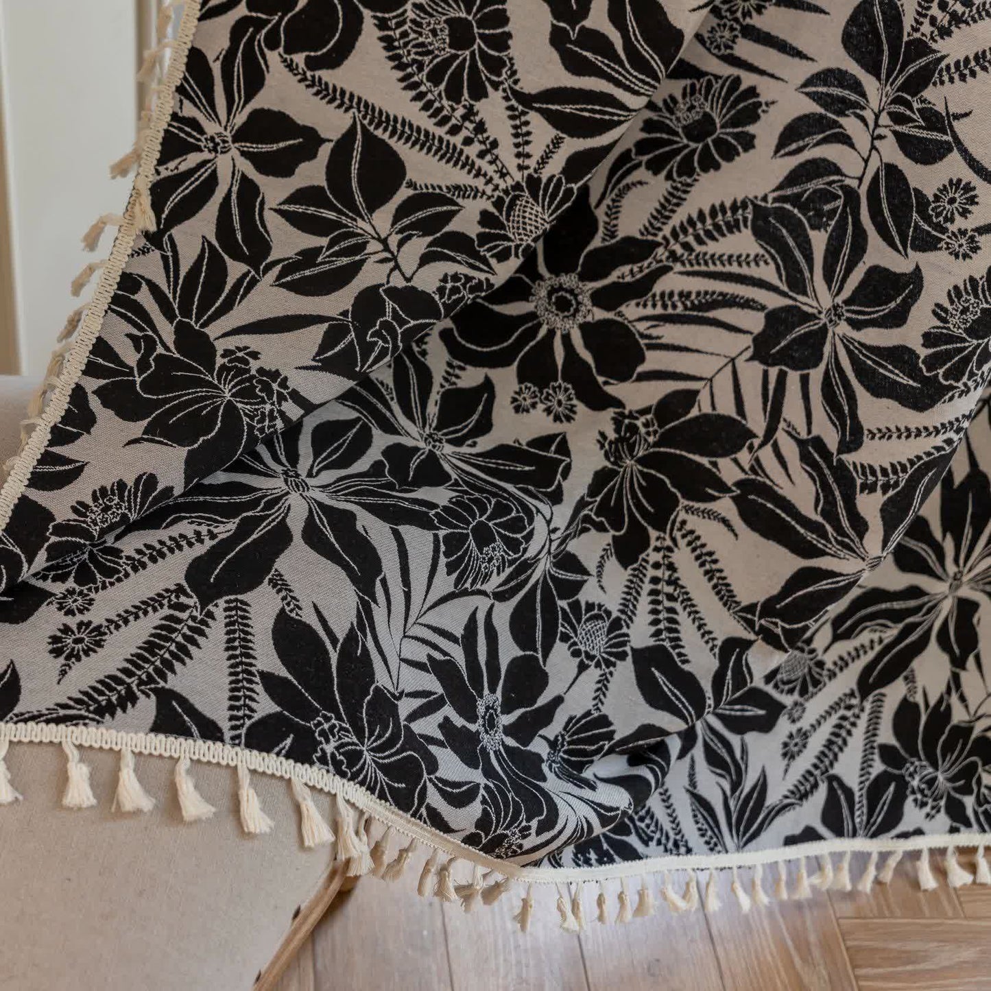 Schwarzer Vintage-Vorhang mit Blumenquaste - image 9