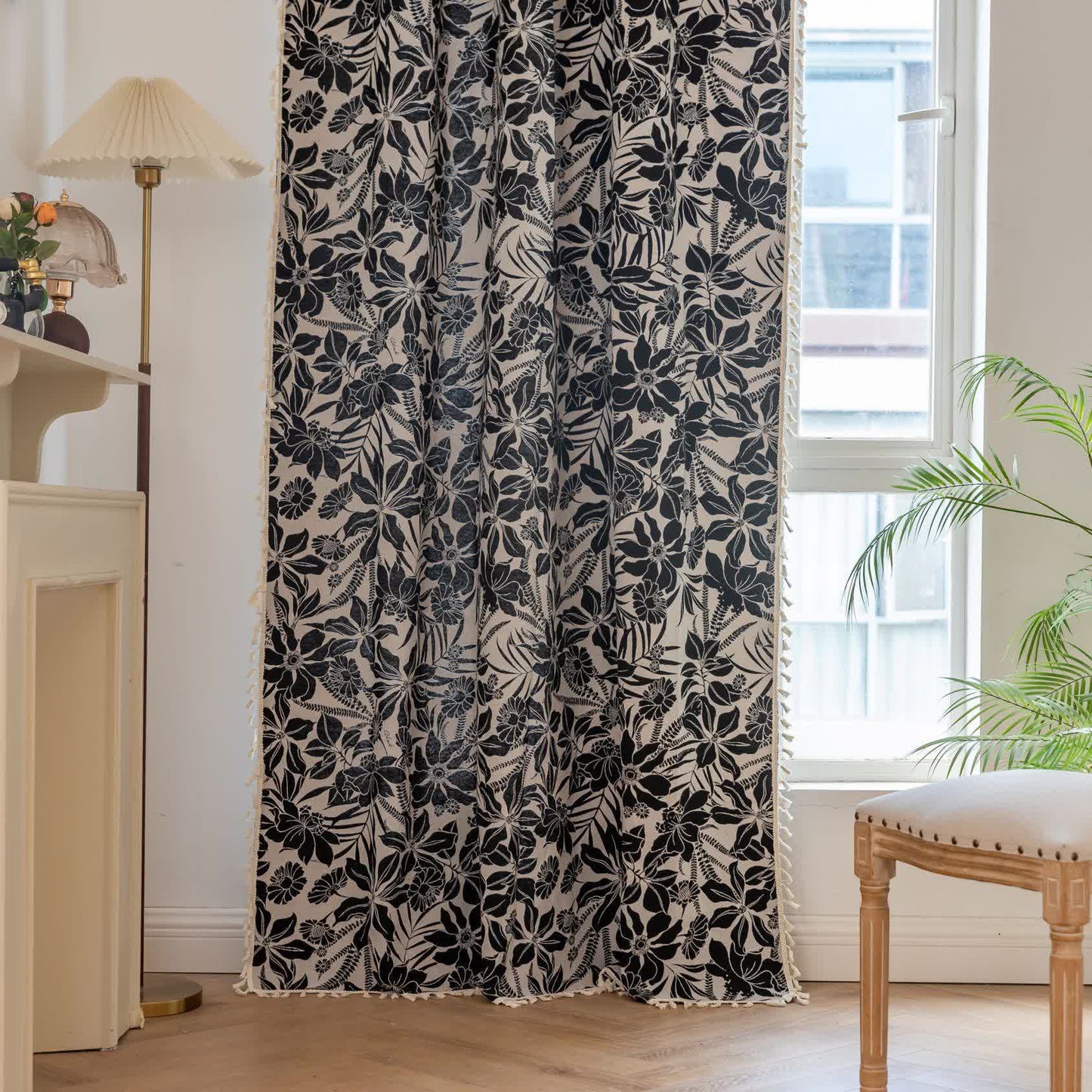 Schwarzer Vintage-Vorhang mit Blumenquaste - image 4