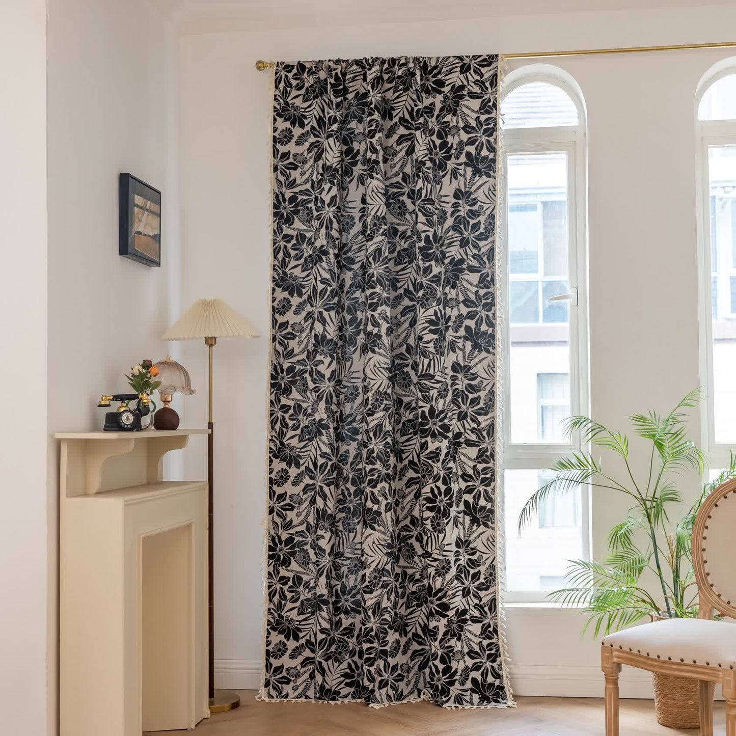 Schwarzer Vintage-Vorhang mit Blumenquaste - image 2