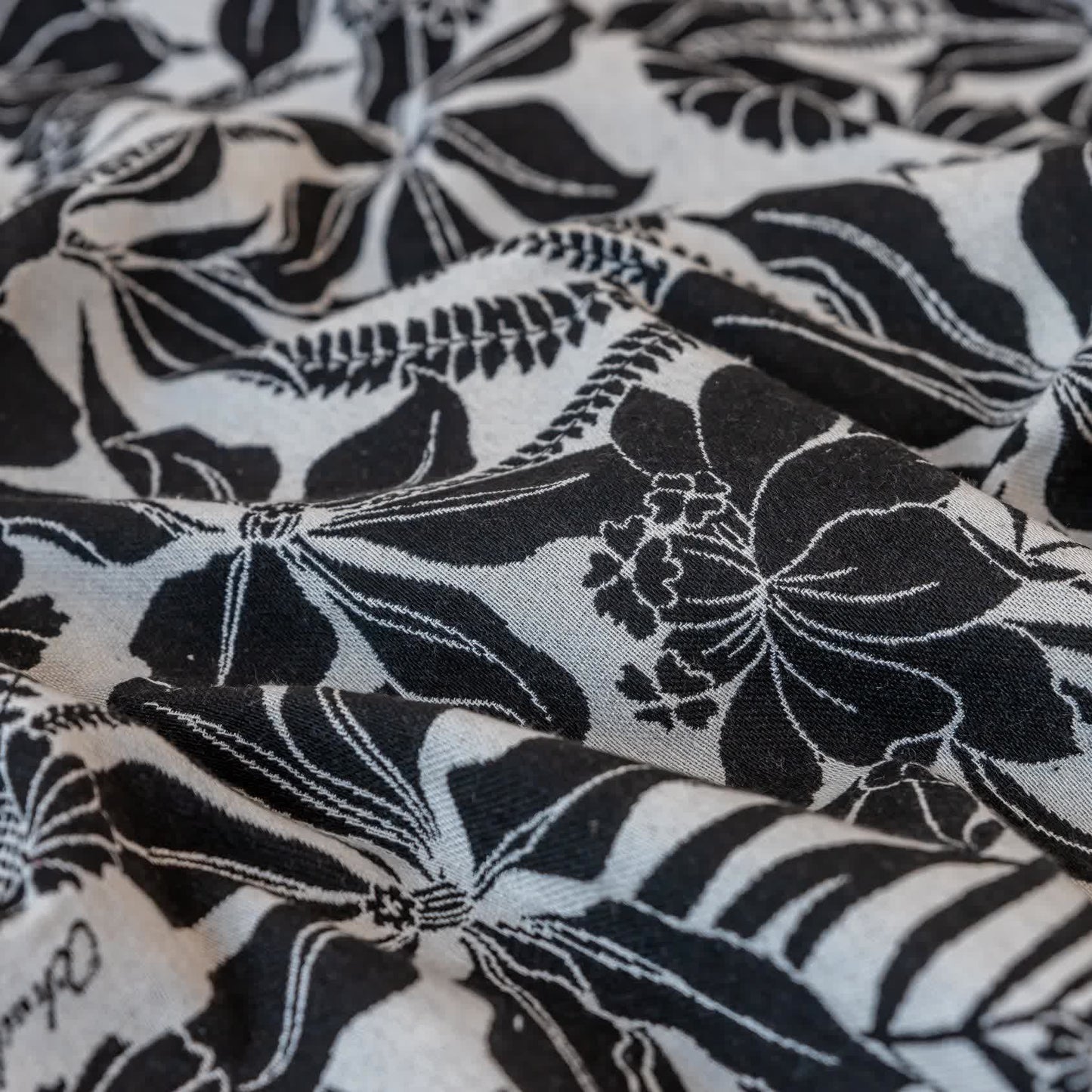 Schwarzer Vintage-Vorhang mit Blumenquaste - image 10