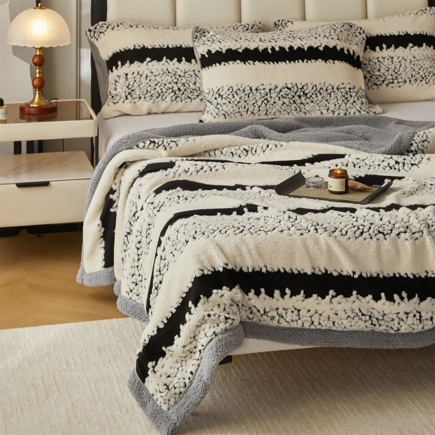 Doppellagige Sherpa-Decke mit Streifenmuster - image 4