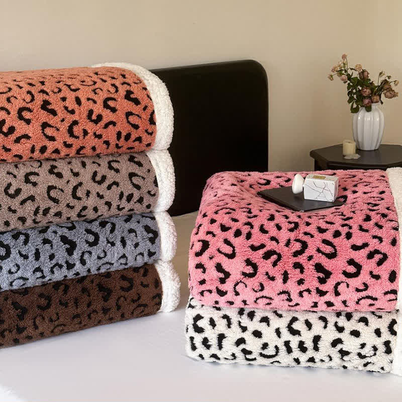 Sherpa-Überwurfdecke mit Leopardenmuster und Jacquardmuster - image 2