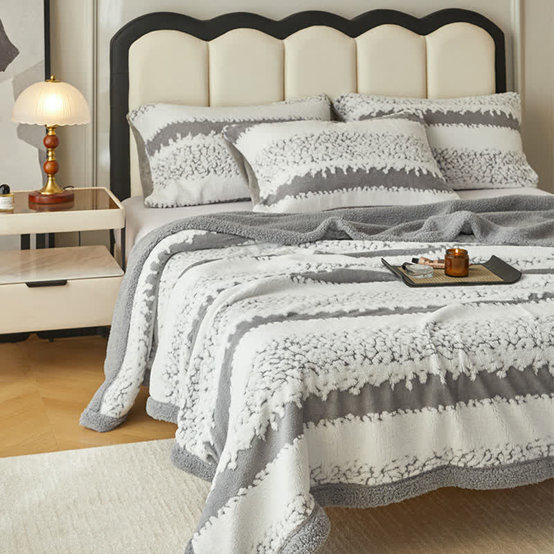 Doppellagige Sherpa-Decke mit Streifenmuster - image 6