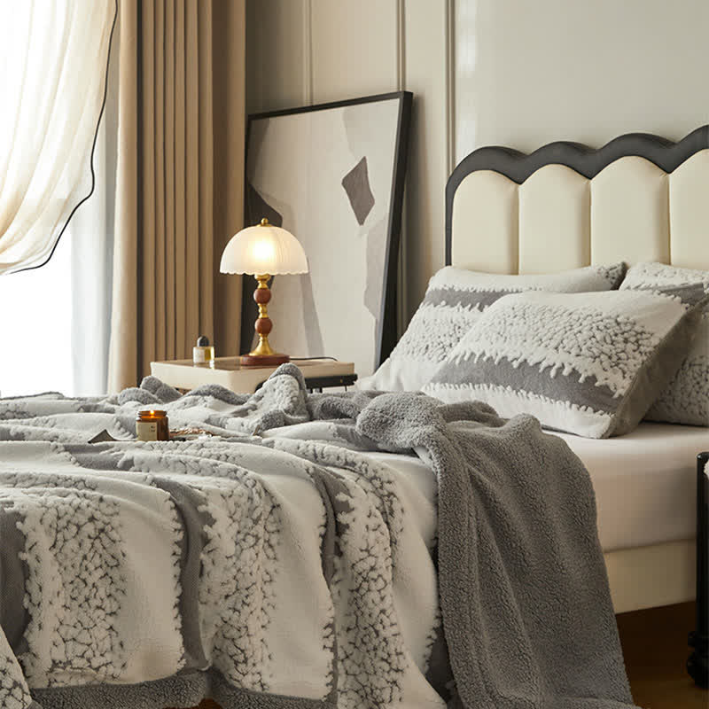 Doppellagige Sherpa-Decke mit Streifenmuster - image 9
