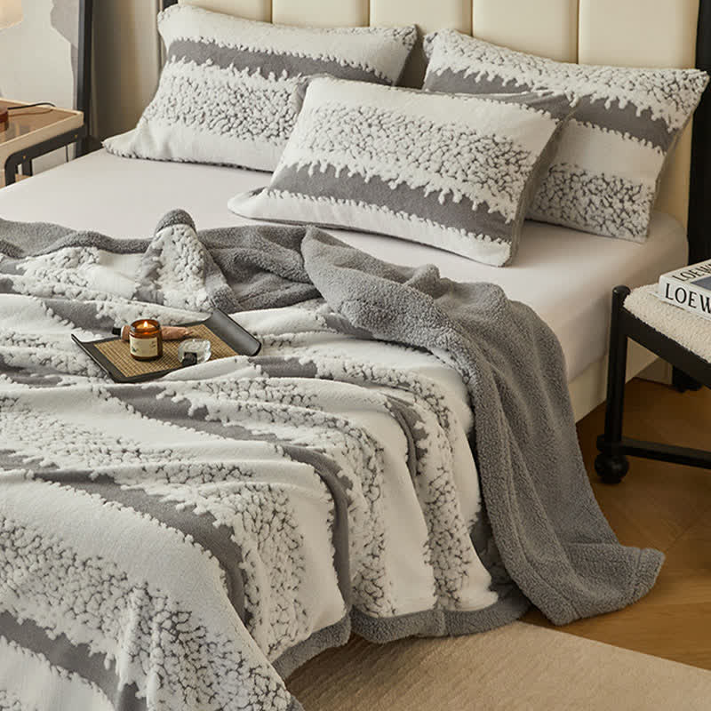 Doppellagige Sherpa-Decke mit Streifenmuster - image 7