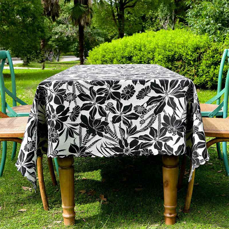Vintage Tischdecke mit gewelltem Rand und Blumenmuster in Schwarz - image 2