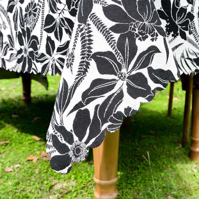 Vintage Tischdecke mit gewelltem Rand und Blumenmuster in Schwarz - image 6