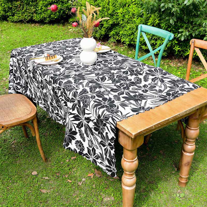Vintage Tischdecke mit gewelltem Rand und Blumenmuster in Schwarz - image 3