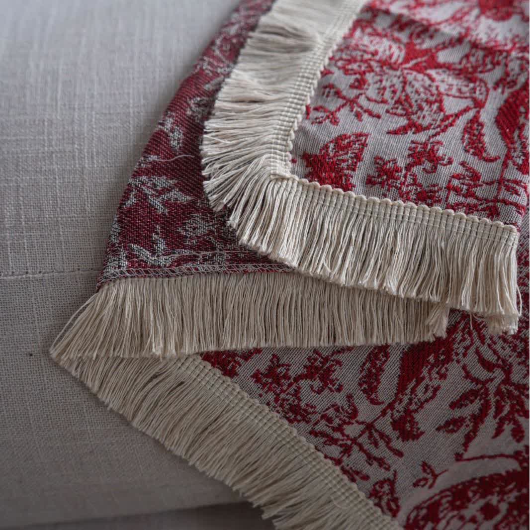 Rote Sofadecke mit Schmetterlings- und Blumenmuster - image 6