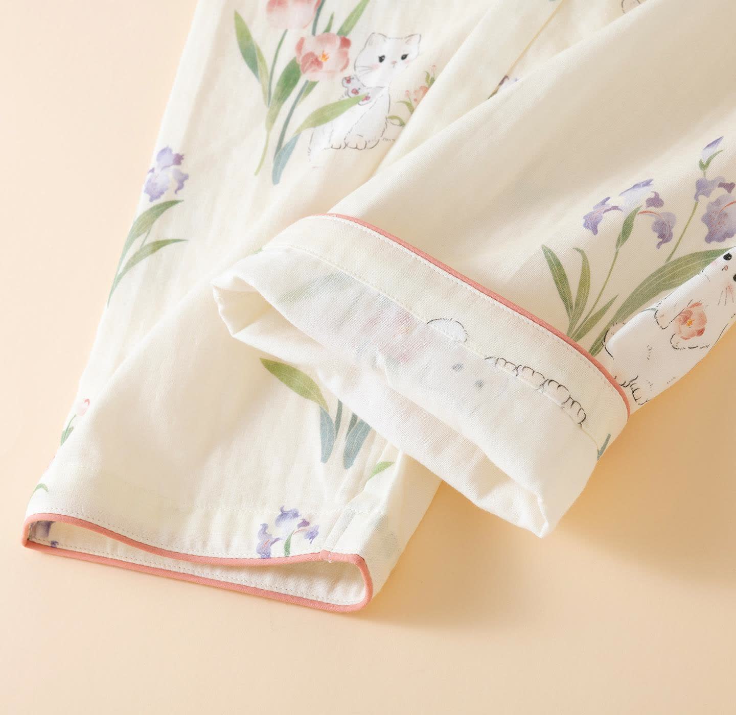 Kimono-Pyjama aus Baumwollgaze mit Blumenmuster und Katze - image 10