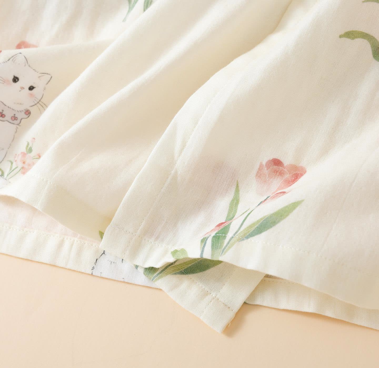 Kimono-Pyjama aus Baumwollgaze mit Blumenmuster und Katze - image 5