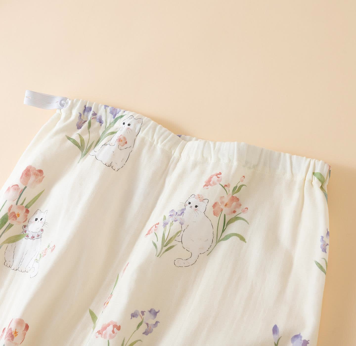 Kimono-Pyjama aus Baumwollgaze mit Blumenmuster und Katze - image 9