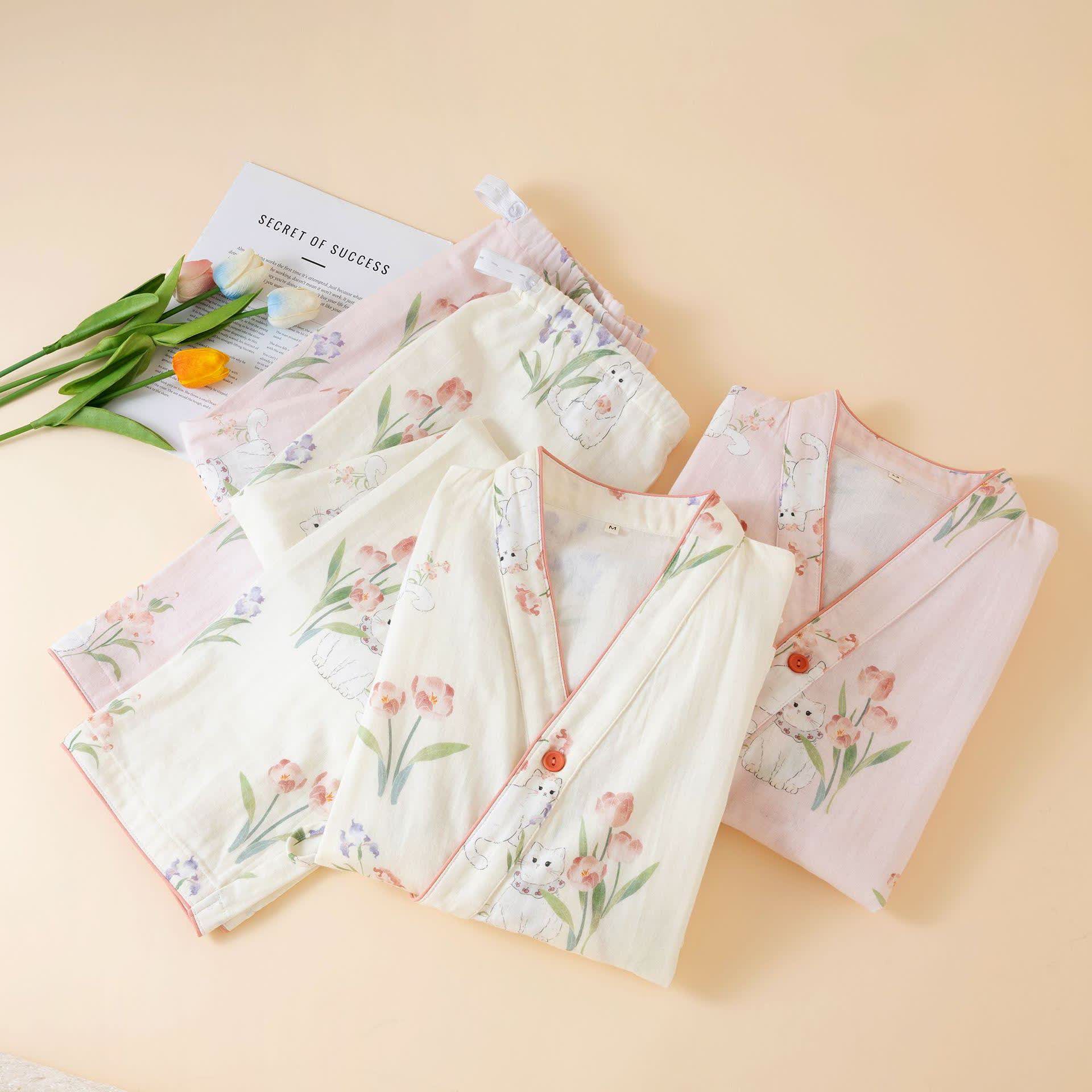 Kimono-Pyjama aus Baumwollgaze mit Blumenmuster und Katze - image 1