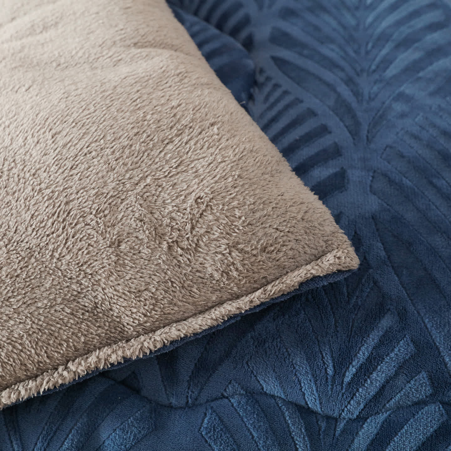 Luxuriöse Überwurfdecke aus geprägtem Fleece - image 9