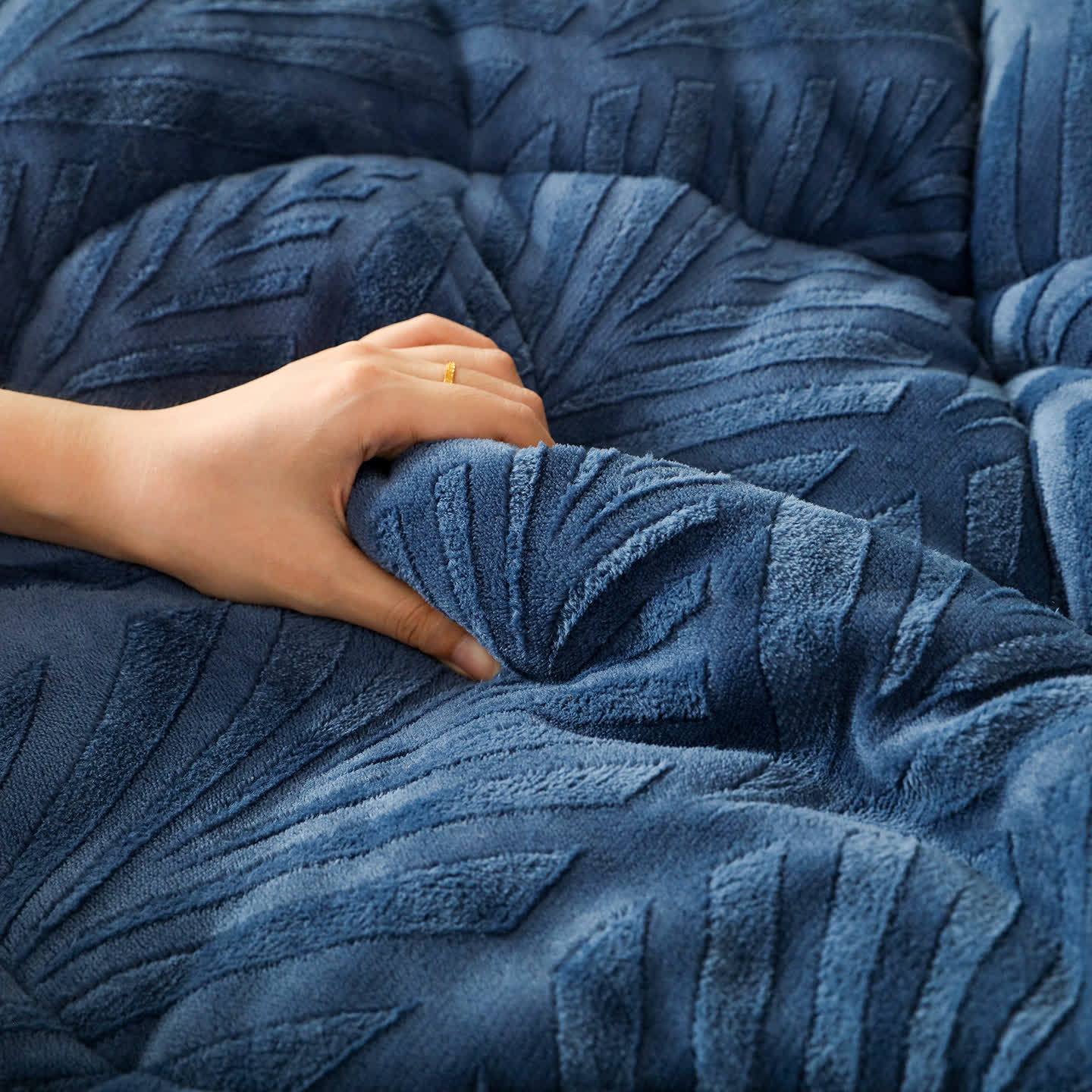 Luxuriöse Überwurfdecke aus geprägtem Fleece - image 8