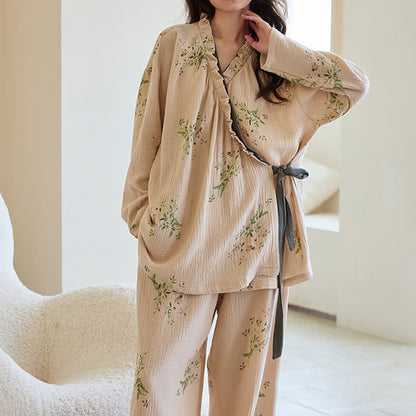 Loungewear-Set mit Kimono und botanischem Blattmuster - image 2
