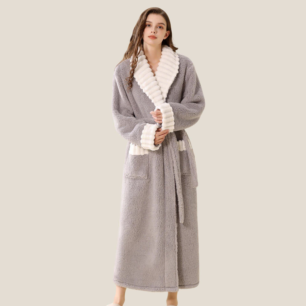 Langer Plüsch-Fleece-Bademantel mit Taschen - image 1