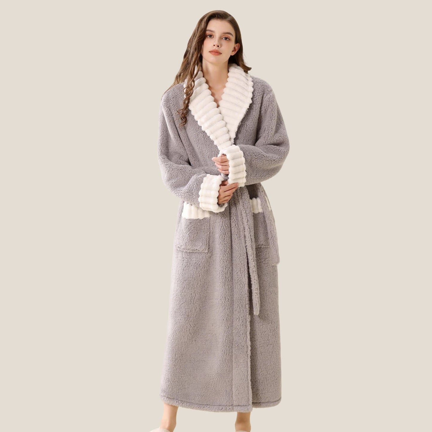 Langer Plüsch-Fleece-Bademantel mit Taschen - image 1