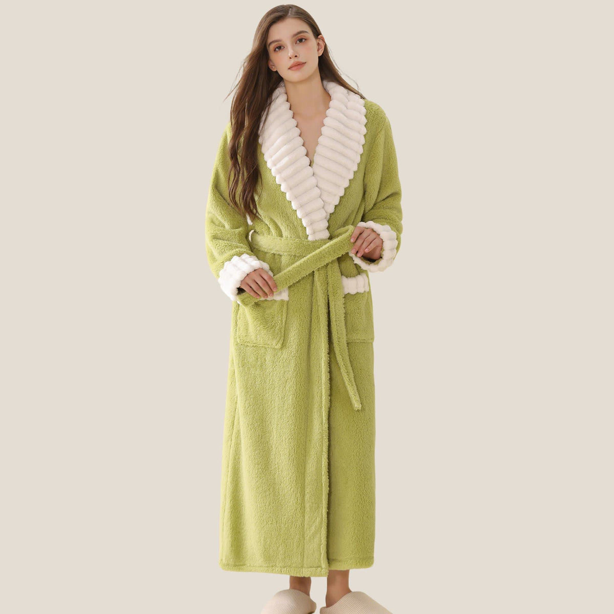 Langer Plüsch-Fleece-Bademantel mit Taschen - image 3