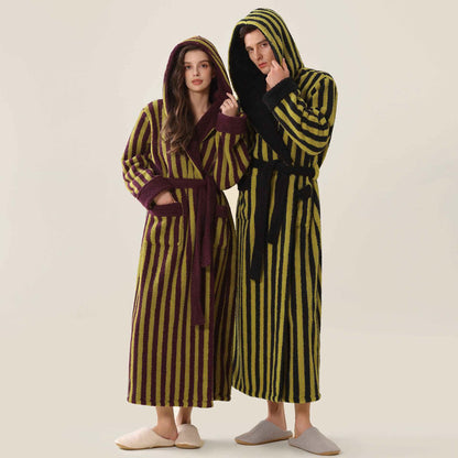 Warmer Unisex-Bademantel aus gestreiftem Fleece mit Kapuze - image 0