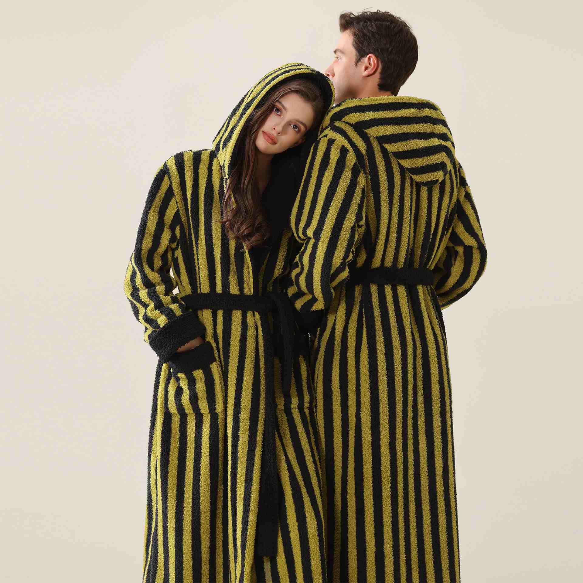 Warmer Unisex-Bademantel aus gestreiftem Fleece mit Kapuze - image 3