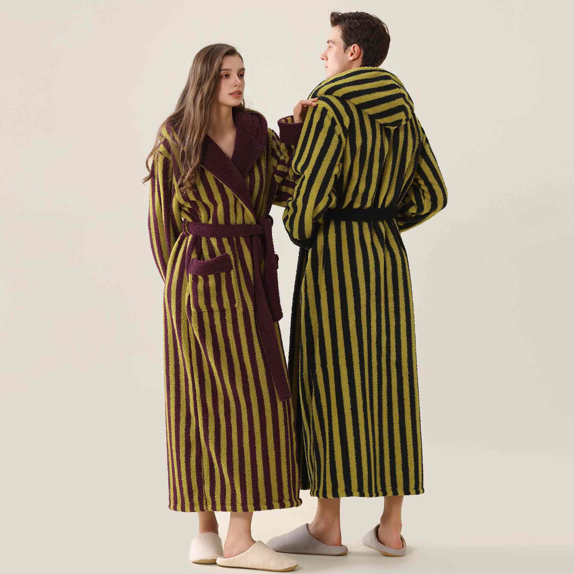 Warmer Unisex-Bademantel aus gestreiftem Fleece mit Kapuze - image 2