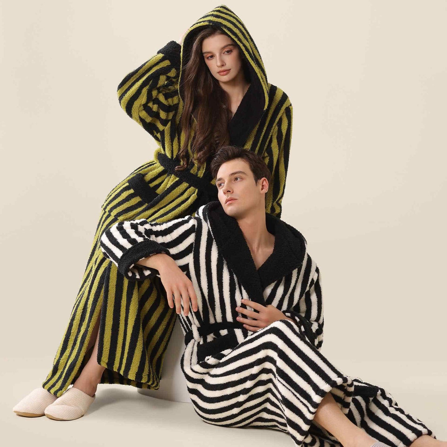 Warmer Unisex-Bademantel aus gestreiftem Fleece mit Kapuze - image 1