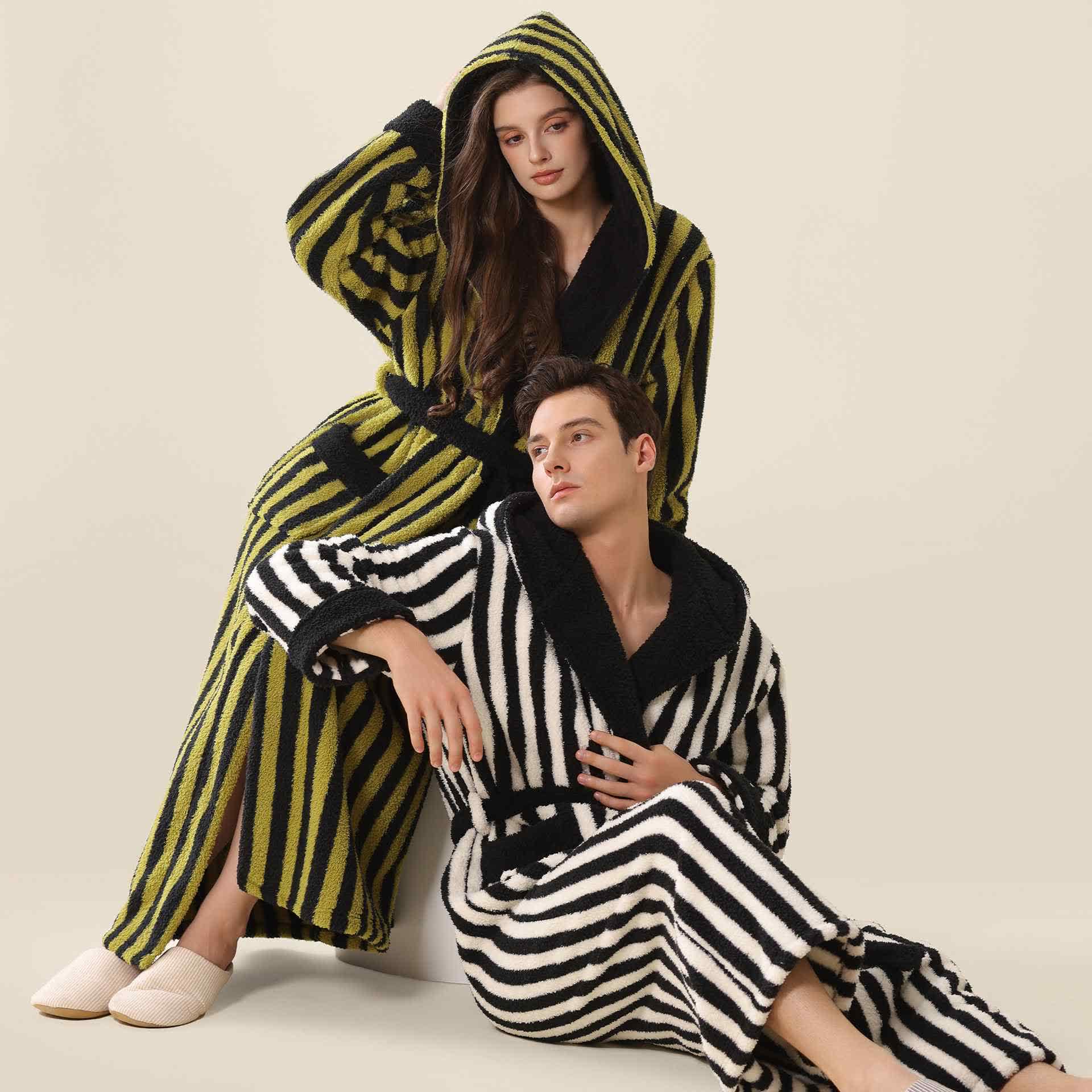 Warmer Unisex-Bademantel aus gestreiftem Fleece mit Kapuze - image 1