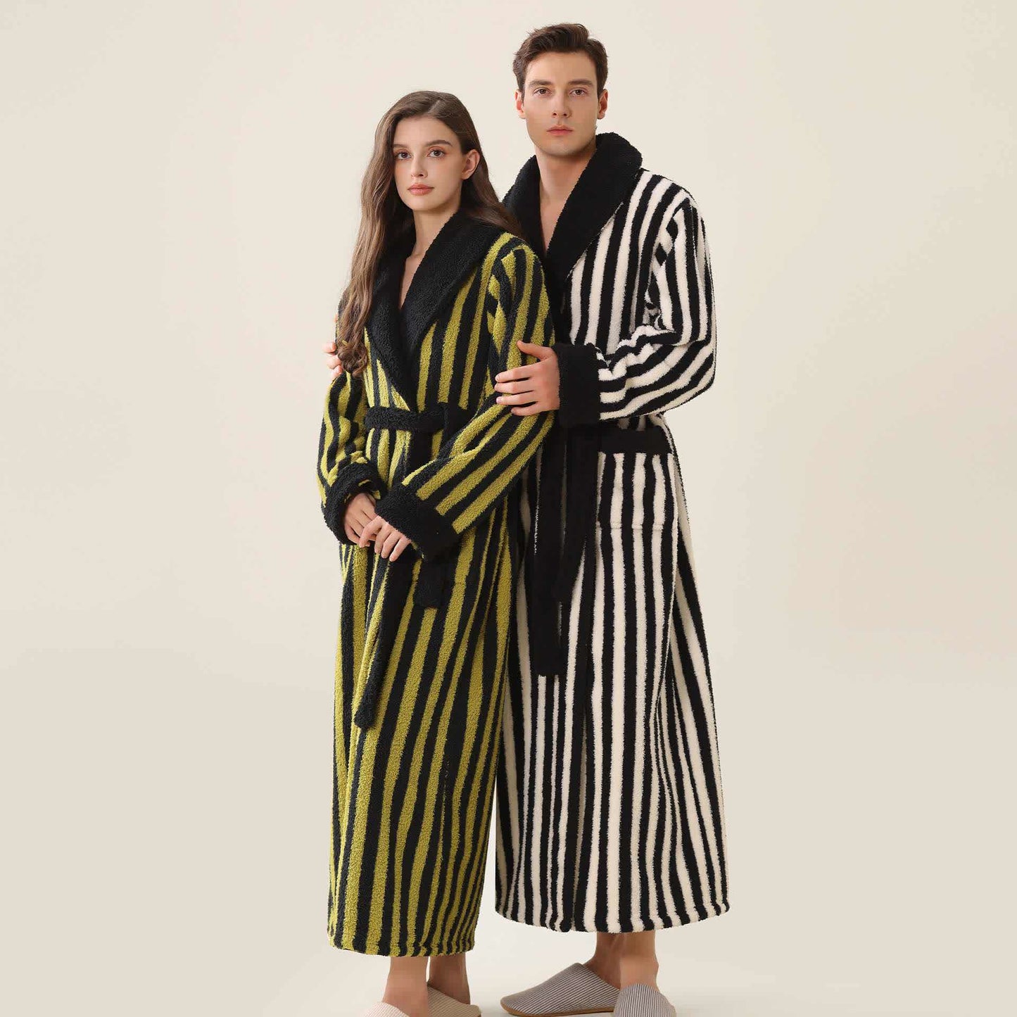 Warmer langer Unisex-Bademantel aus gestreiftem Fleece - image 2