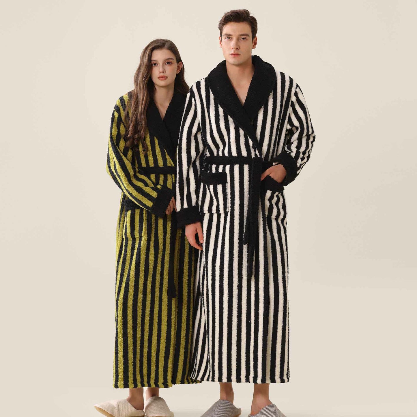 Warmer langer Unisex-Bademantel aus gestreiftem Fleece - image 1