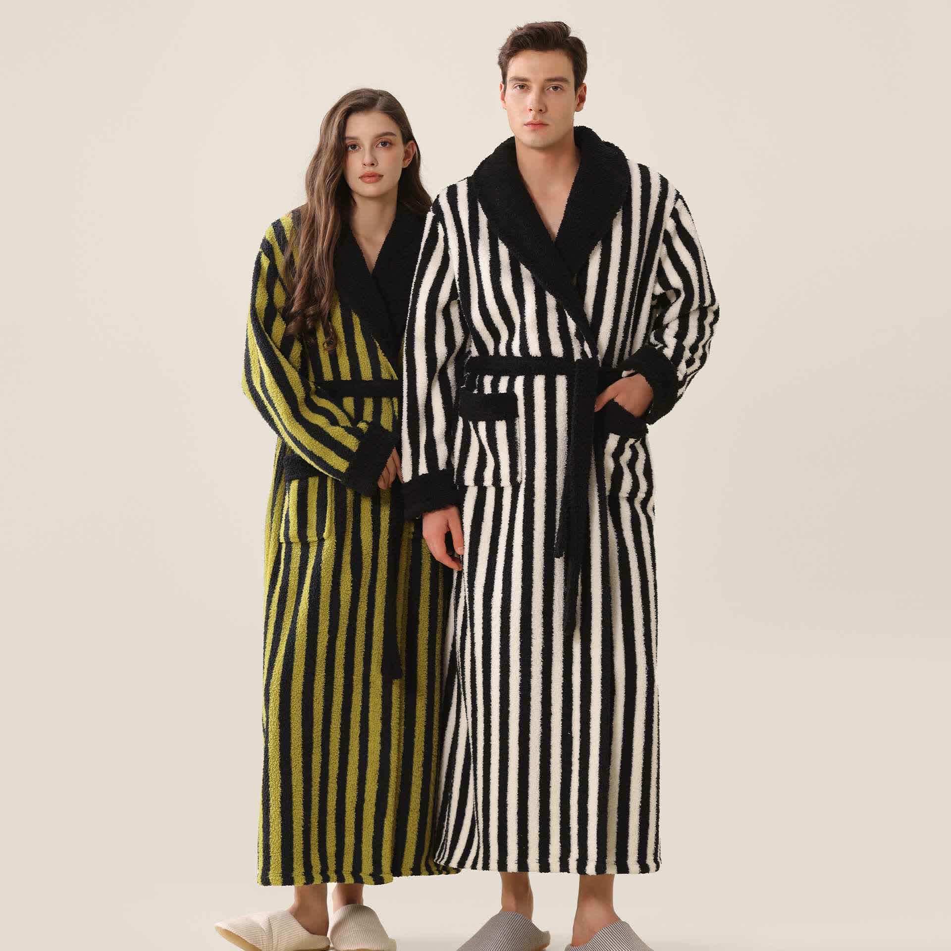 Warmer langer Unisex-Bademantel aus gestreiftem Fleece - image 1