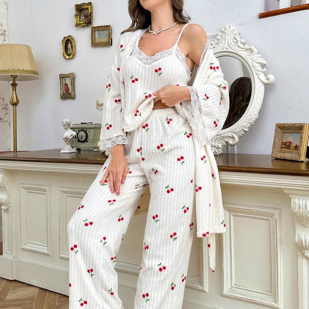 Pyjama-Set mit Kirschmuster und Spitzenbesatz (3-teilig) - XL - image 0