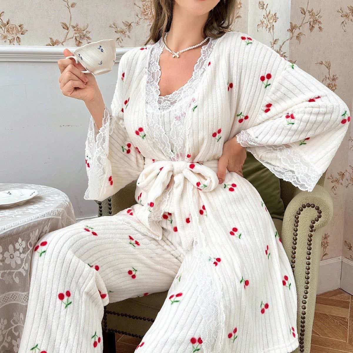 Pyjama-Set mit Kirschmuster und Spitzenbesatz (3-teilig) - image 1