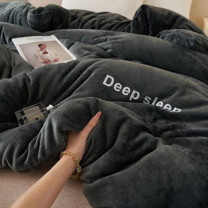 Flauschige, warme Plüschdecke mit Buchstabendruck - image 7