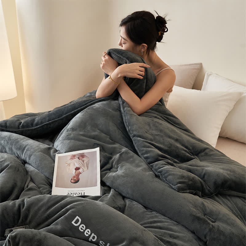 Flauschige, warme Plüschdecke mit Buchstabendruck - image 3