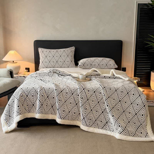 Sherpa-Überwurfdecke mit geometrischem Rautenmuster und Jacquardmuster - image 0