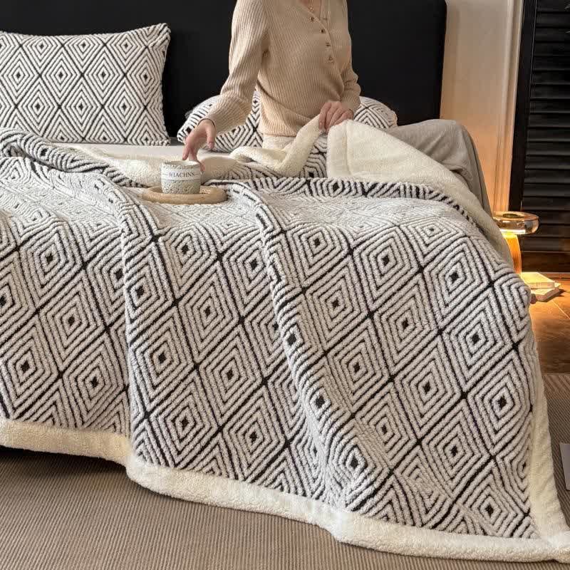 Sherpa-Überwurfdecke mit geometrischem Rautenmuster und Jacquardmuster - image 15