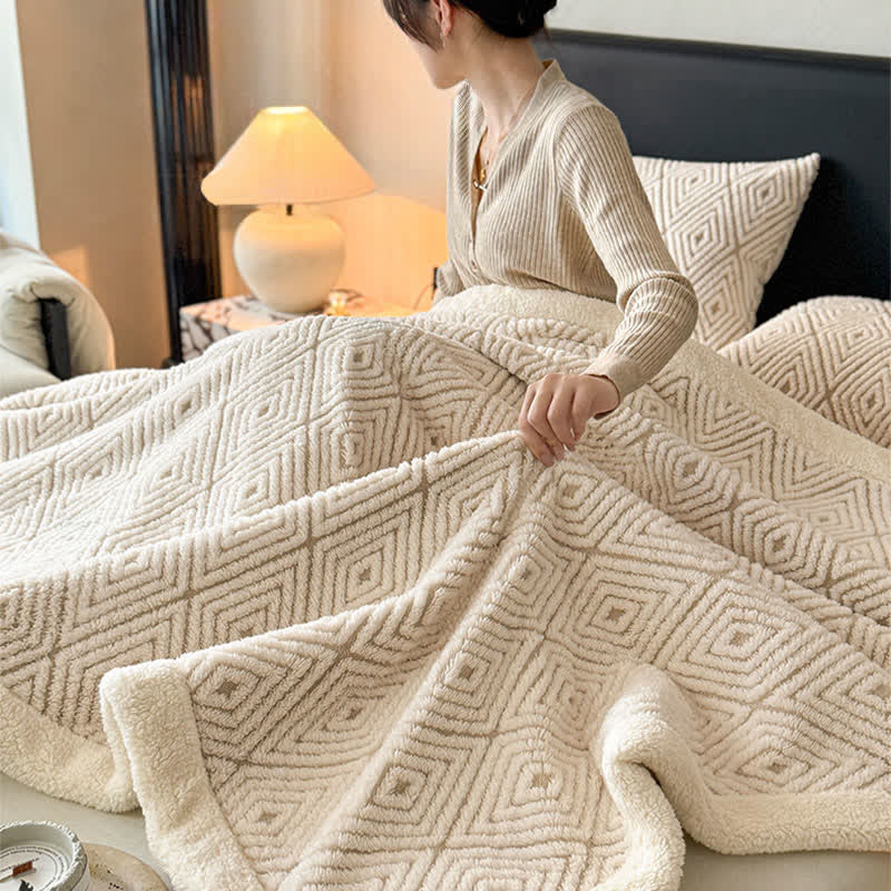 Sherpa-Überwurfdecke mit geometrischem Rautenmuster und Jacquardmuster - image 6