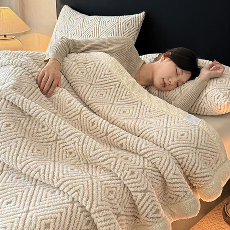 Sherpa-Überwurfdecke mit geometrischem Rautenmuster und Jacquardmuster - image 5