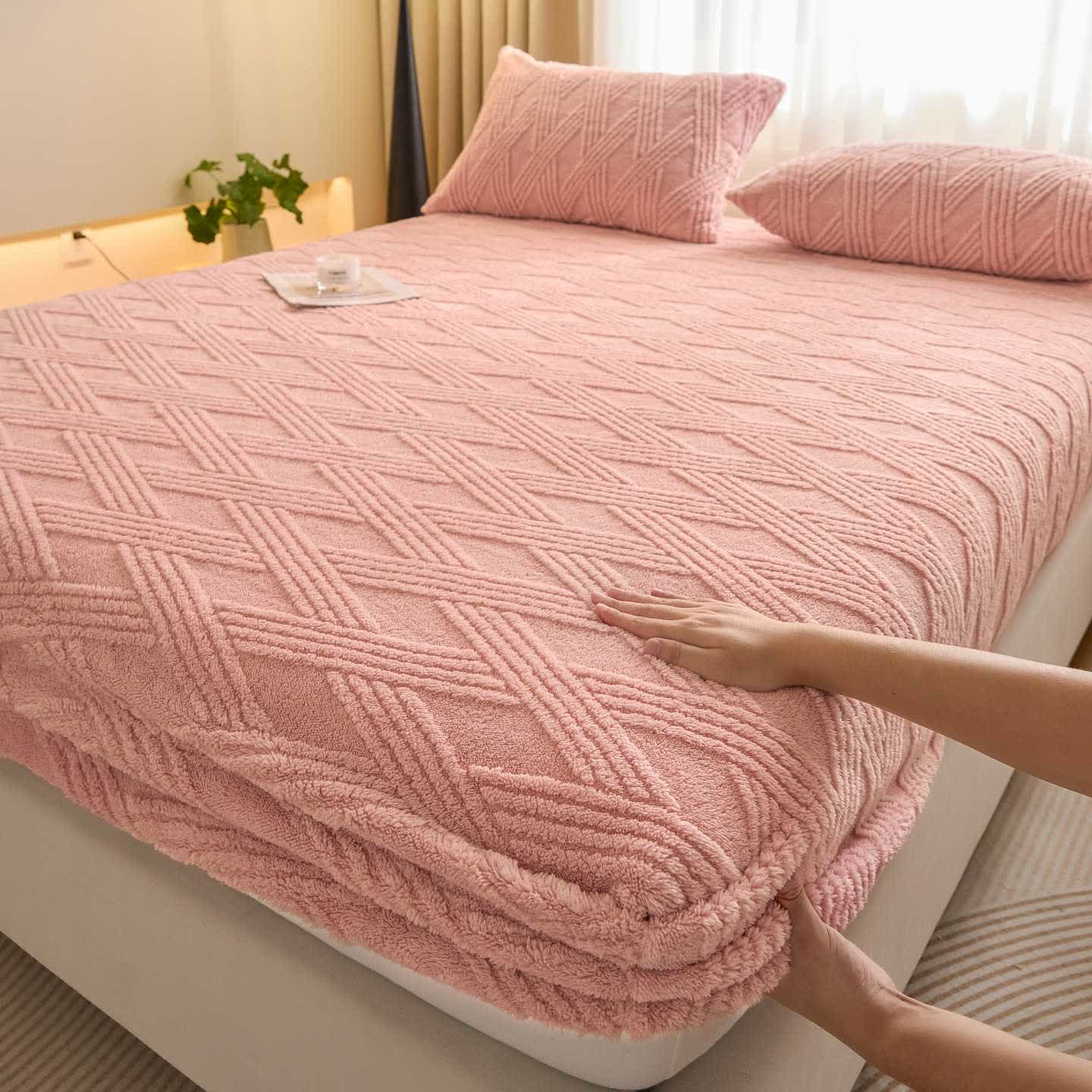 Warmes Spannbettlaken aus gestreiftem Rautenfleece - Rosa - Laken mit 2 Kissenbezügen - 200cm x 230cm - image 0
