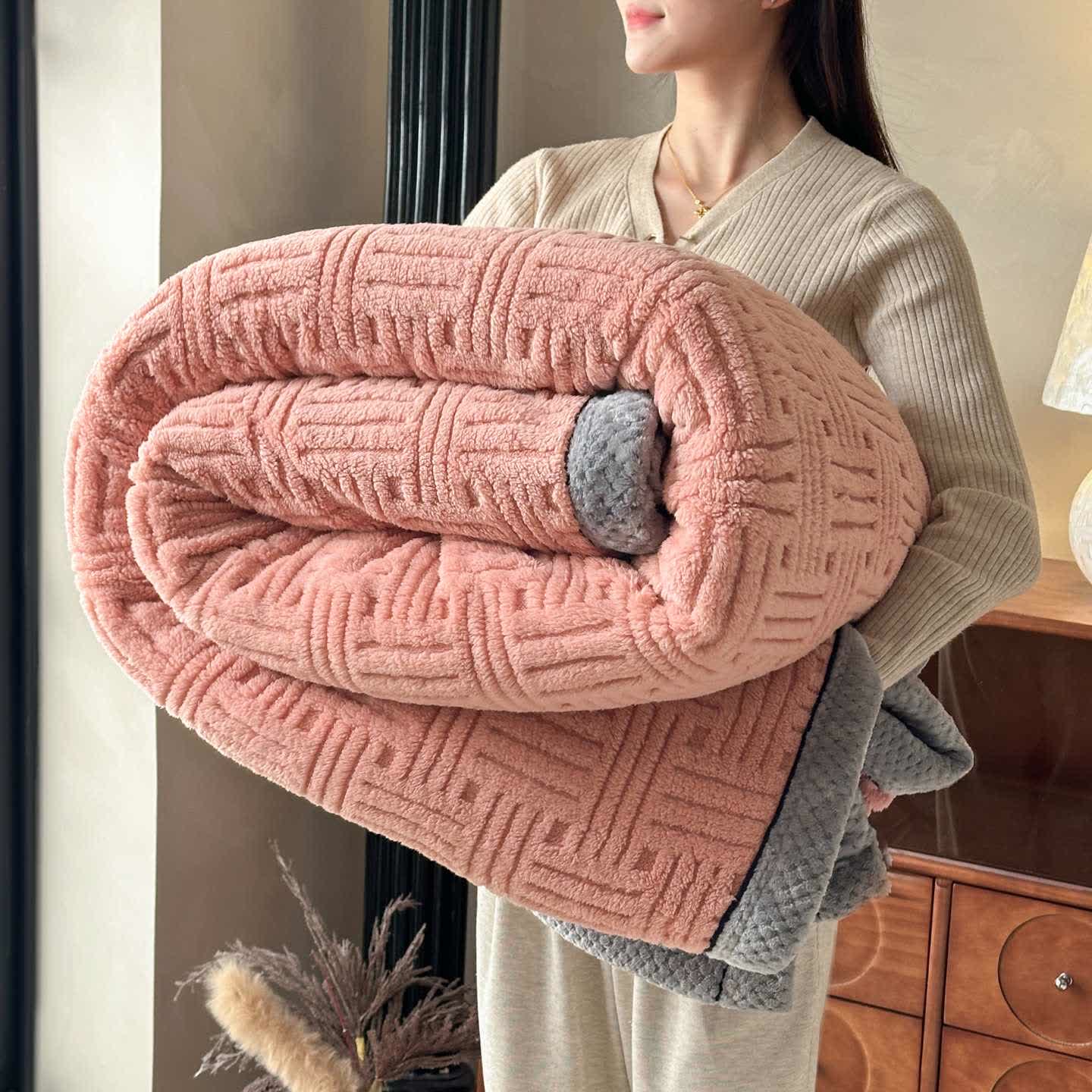 Plüschdecke mit geometrischer Prägung und Kontrastbesatz - Rosa - 200cm x 230cm - image 10