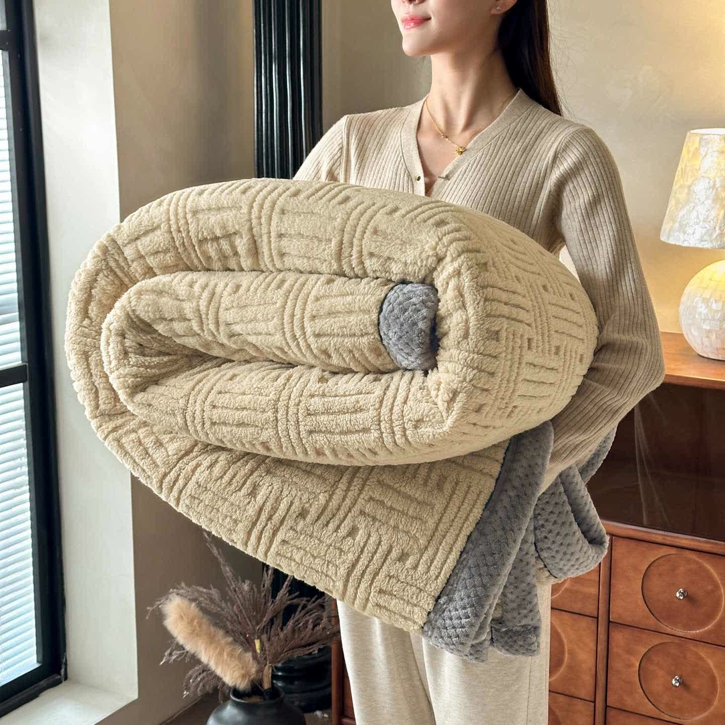 Plüschdecke mit geometrischer Prägung und Kontrastbesatz - Khaki - 200cm x 230cm - image 9