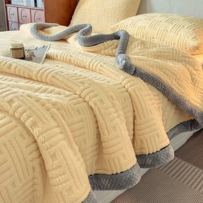 Plüschdecke mit geometrischer Prägung und Kontrastbesatz - image 1