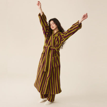 Langer Bademantel aus Winterfleece mit modernen Streifen - image 7