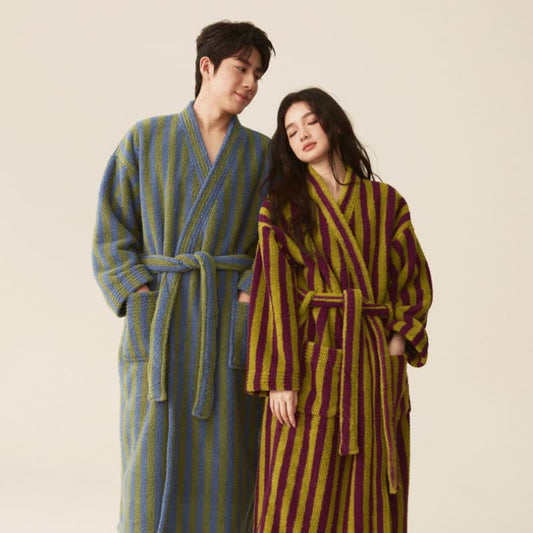 Langer Bademantel aus Winterfleece mit modernen Streifen - image 0