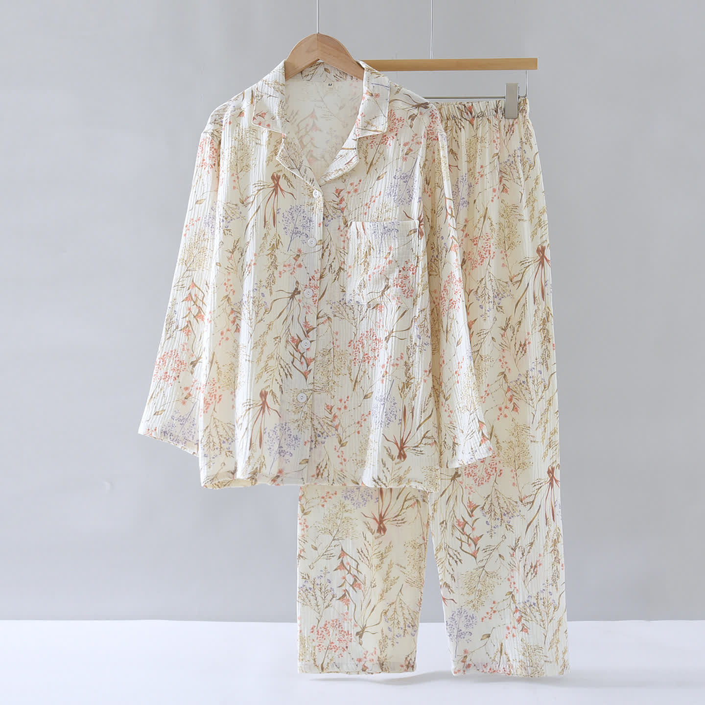 Pyjama-Set aus Baumwollgaze mit gedecktem Blumenmuster - image 1